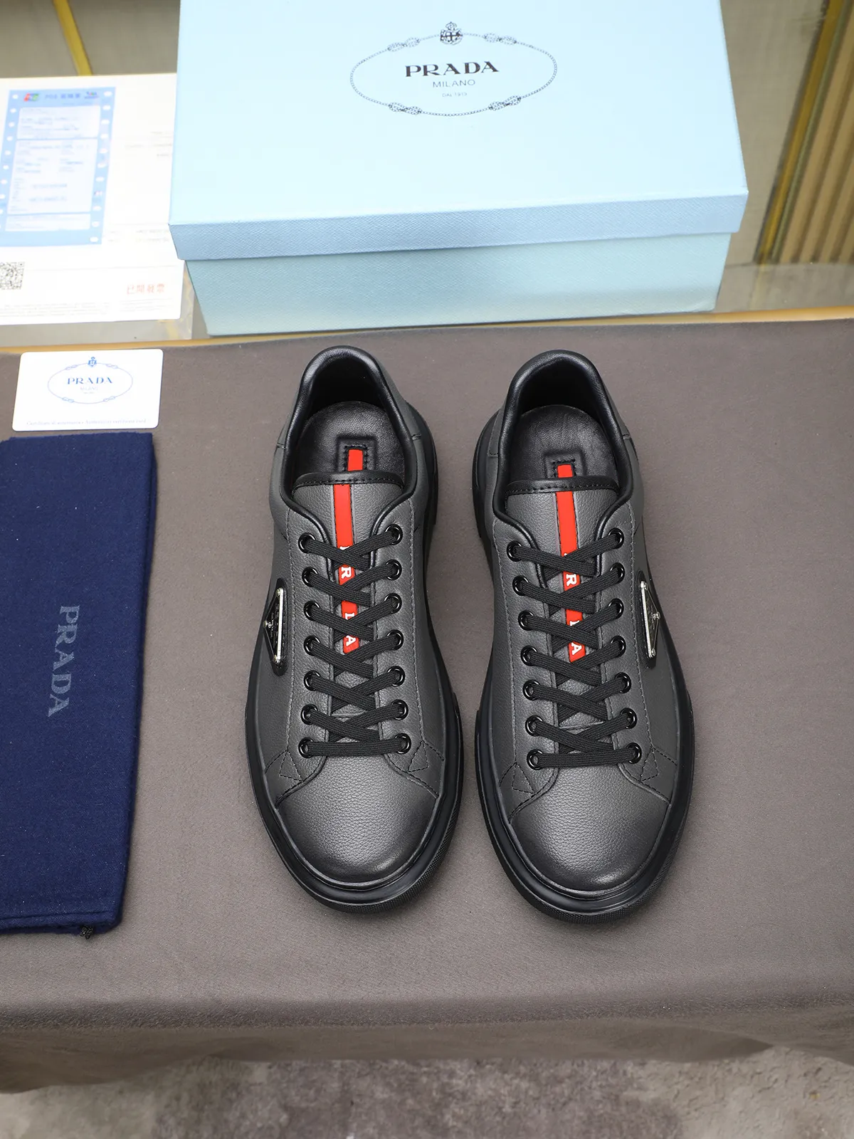 Men's shoes 💰460 Prada/Prada Men's new casual shoes, this upper is made of imported calfskin + sheep lining! The outside is decorated with the P family's classic metal triangle enamel logo, and the outsole is made of non-slip sports foam ultra-light outsole, which feels good on the feet and is a fashionable and fashionable item!  Size: 38-44 (45 customized)